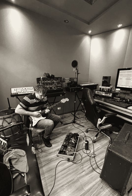 Guitarrista grabando en el Estudio Territorio