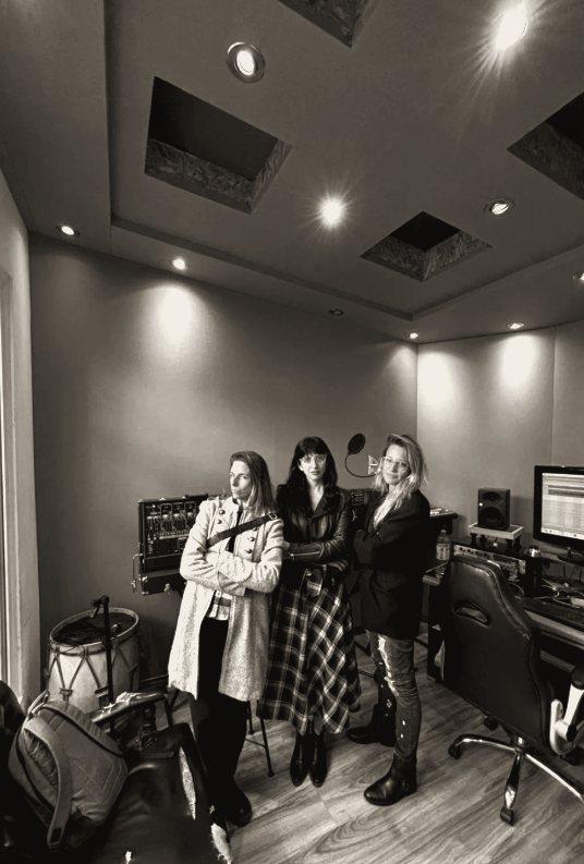 Tres artistas en el control room del Estudio Territorio