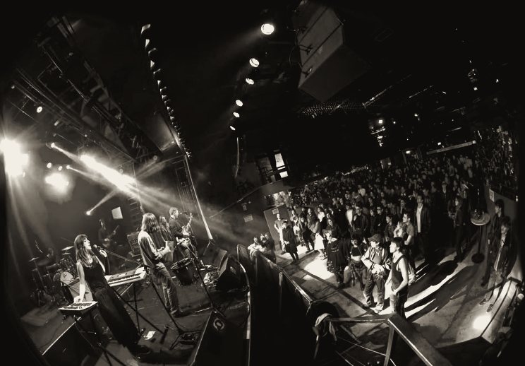 Festival Territorio: banda en escena frente al público